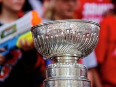 A Stanley Cup faz uma parada na icônica loja de donuts de Wallingford em Connecticut