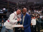UConn Superfan ‘Little Red’ planeja caminhar 62 milhas até o jogo de exibição, superando tentativas anteriores