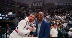 UConn Superfan ‘Little Red’ planeja caminhar 62 milhas até o jogo de exibição, superando tentativas anteriores
