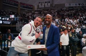 UConn Superfan ‘Little Red’ planeja caminhar 62 milhas até o jogo de exibição, superando tentativas anteriores