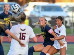 Fotos da vitória do time de futebol feminino nº 7 de Simsbury sobre o nº 9 de Farmington