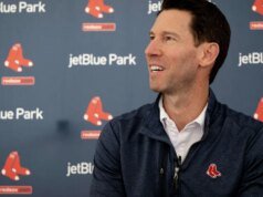 Nativo de Connecticut, Craig Breslow, diretor de beisebol do Red Sox, foi recompensado com extensão de contrato