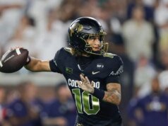 Julian Lewis lança 4 passes TD no primeiro tempo, corre para outro, enquanto o Colorado vence Weber State por 52-21