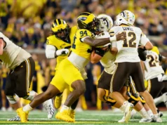 Nate Marshall, do Michigan, sai do campo, tornando-se uma força nele