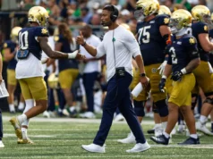 Futebol Notre Dame: reação instantânea quando os irlandeses explodem arroz em casa