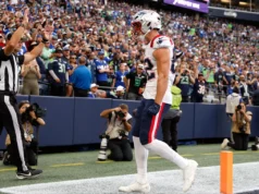Freeman parabeniza o ex-tight end irlandês Eli Reridon pelo 1º NFL TD