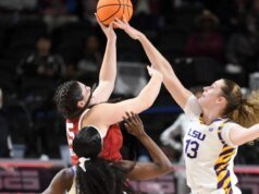 Jogador ucraniano confirma que deixou a LSU como contratação russa Kim Mulkey