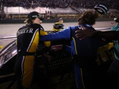 Fãs da NASCAR reagem à luta entre Carson Hosever e Ryan Blaney