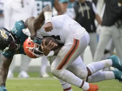 O técnico dos Browns, Todd Monken, não se comprometeu com Deshaun Watson após a derrota na semana 1