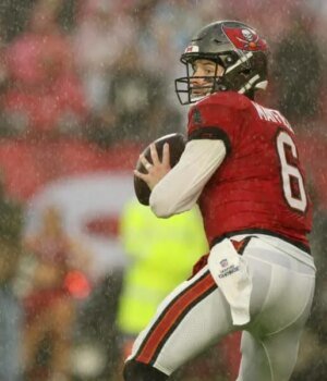 https3A2F2Fmedia.zenfs_.com2Fen2Fgridiron_heroics_3072F41a58ce354d67f3baf2df3d977e45c87.jpg