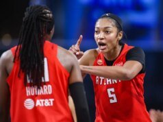 Angel Reese voltou da Copa do Mundo e fez uma noite histórica de 30 a 10 contra o Suns.