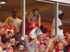 ‘Este é meu marido!’ – O gesto da aliança de casamento de Taylor Swift rouba a atenção enquanto Travis Kelce marca para o Kansas City Chiefs