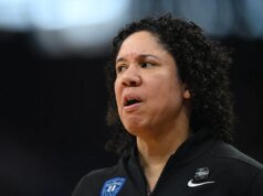 ‘Não temos tempo’ – a resposta fria do técnico da USABWNT às saídas de A’ja Wilson e Kelsey Plum se torna viral