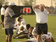 O técnico dos primeiros recebedores do Texans, Kippy Brown, que também foi entrevistado para o cargo de treinador principal, morre aos 71 anos