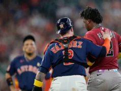 Geraldo Perdomo, do Diamondbacks, deixa o jogo contra o Astros após ser atingido no capacete por line drive