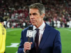Chris Fowler, da ESPN, no Texas-Ohio State, fazendo malabarismos com tênis e futebol e uma programação ‘engraçada’