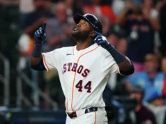 O Houston Astros voltou com cinco home runs para vencer o Royals e manter o ritmo no AL West.