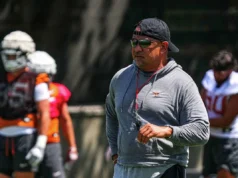 Técnico de linebacker do Texas suspenso para jogo da UTSA após prisão sob acusação de DWI