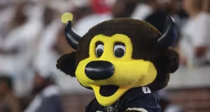 Colorado surpreendeu Georgia Tech com um passe para touchdown tardio