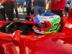 Rubens Barrichello se reúne com Ferrari F2002 em homenagem a Michael Schumacher
