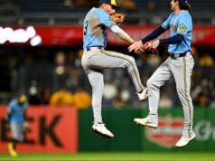 Misiorowski lança 5 entradas de shutout, Brewers vence o Pirates por 5-1 pelo quarto título consecutivo do NL Central