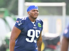 Os Patriots trazem de volta o defensor do segundo ano depois de fazer cortes iniciais na escalação