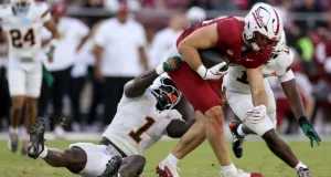 O linebacker do Miami Hurricanes, Mohamed Torre, inicia seu oitavo ano no futebol universitário