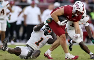 O linebacker do Miami Hurricanes, Mohamed Torre, inicia seu oitavo ano no futebol universitário