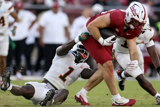 O linebacker do Miami Hurricanes, Mohamed Torre, inicia seu oitavo ano no futebol universitário