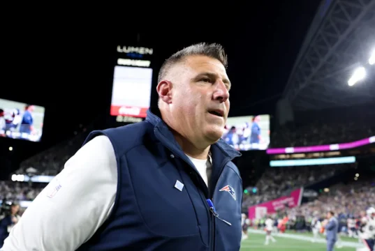 Mike Vrabel: Você não pode lançar três interceptações, Drake Maye sabe disso
