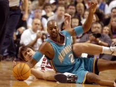 História da camisa Charlotte Hornets nº 2 Stacey Agmon 2001-2002
