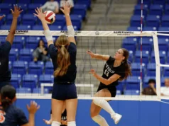 Kennedy Kreider lidera a estreia do Distrito 27-6A sobre Brandeis no vôlei Reagan
