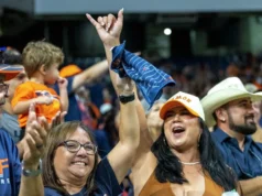 O técnico da UTSA, Jeff Traylor, cobre os custos das passagens para estudantes da UT Health antes do início do jogo