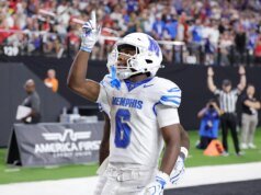 O recorde escolar de Jaylin Carter, 4 TDs, leva Memphis sobre o estado de Arkansas, 42-24