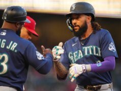 Os Mariners mantiveram alguma aparência de dignidade, avançando para o final da série em Anaheim