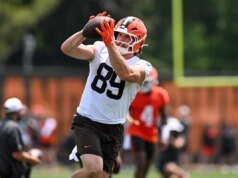 Os 49ers contrataram Jack Stoll para o time de treino após a lesão de Jack Tongues