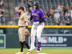 Hunter Goodman deixou o jogo Rockies-Padres com uma aparente concussão