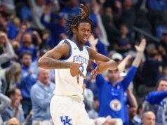 Kam Williams usa botas de caminhada no último treino de basquete do Kentucky