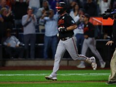 O 300º home run de Alonso leva Wild O’s à vitória no extra inside-the-parker de Mayo