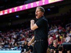 Jogador do USC alega que ex-técnico do Warriors o repreende com insultos raciais