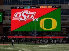 A escolha 6 de Devon Jackson dá ao futebol do Oregon sua primeira vantagem em Okla State