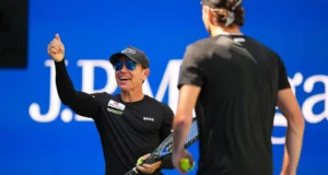 Os jogadores são as estrelas do US Open. Seu treinador é o quadro de propaganda.