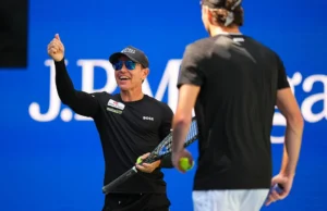 Os jogadores são as estrelas do US Open. Seu treinador é o quadro de propaganda.