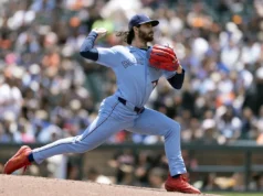 Dylan Seaz acaba de entregar o prêmio AL Cy Young a Cam Slitler