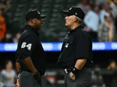 Árbitro home plate da MLB deixa jogo da Liga Nacional após desmaio repentino