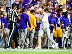 Veja Lane Kiffin ser vaiado impiedosamente ao chegar para o jogo LSU-Ole Miss