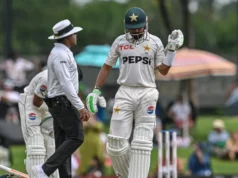 ‘É do salgueiro paquistanês?’ ‘Nunca acertou a bola’: fãs de críquete assam Babar Azam depois que o rei Charles apresenta um taco autografado