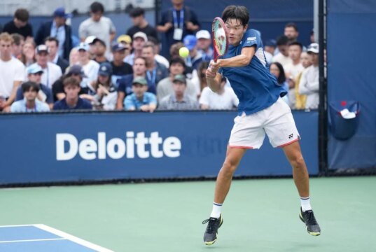 Michael Zheng, da Colômbia, deu uma volta completa enquanto os americanos avançavam para o Aberto dos Estados Unidos