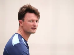Brendon McCullum abalou a liderança ao fazer sua estreia no primeiro T20 da Inglaterra contra o Sri Lanka.