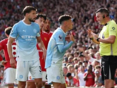 Phil Foden expulsa Bruno Fernandes por chute selvagem no clássico de Manchester